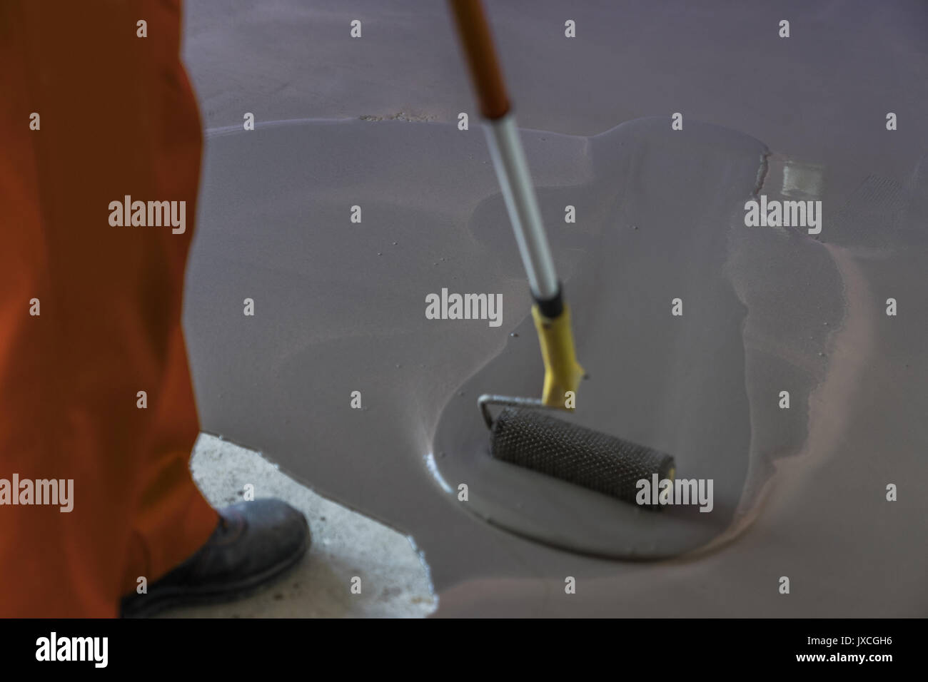 Floor covering with self leveling cement mortar. Roller application by