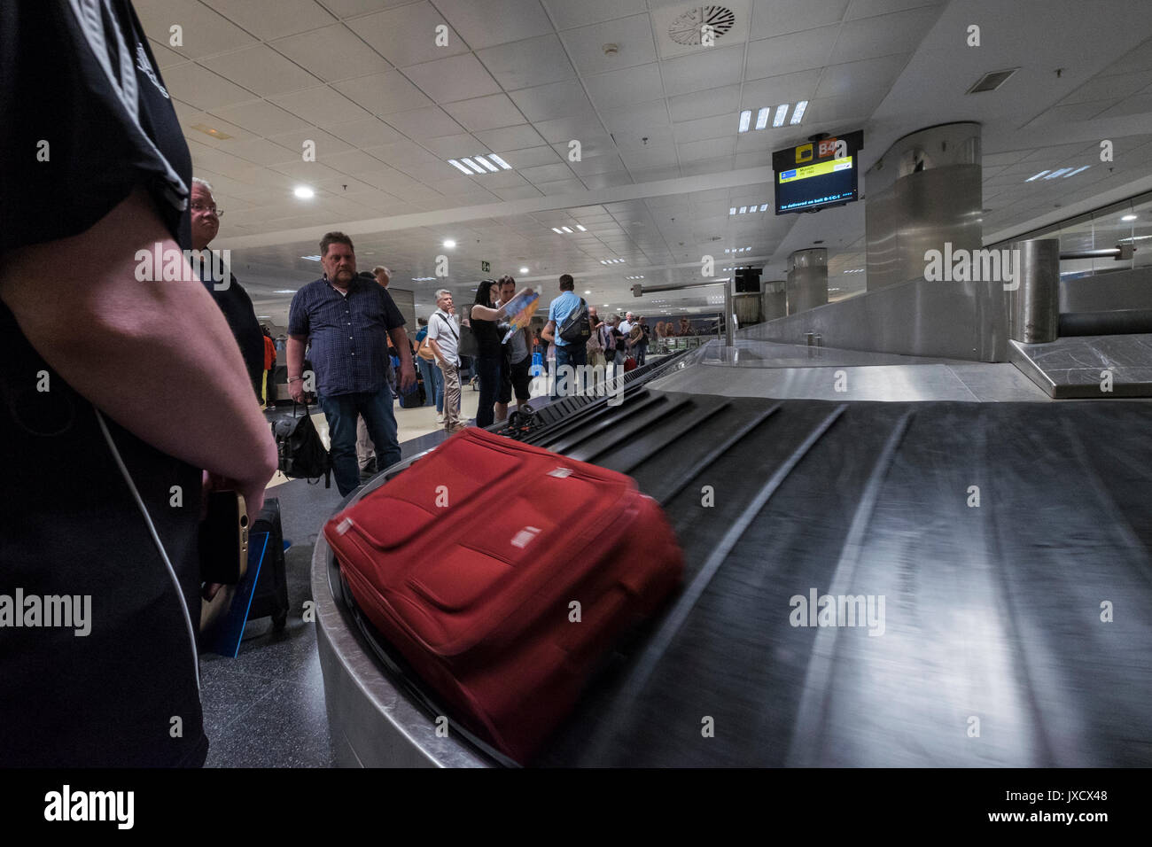 Luggage airport belt hi-res stock photography and images - Alamy