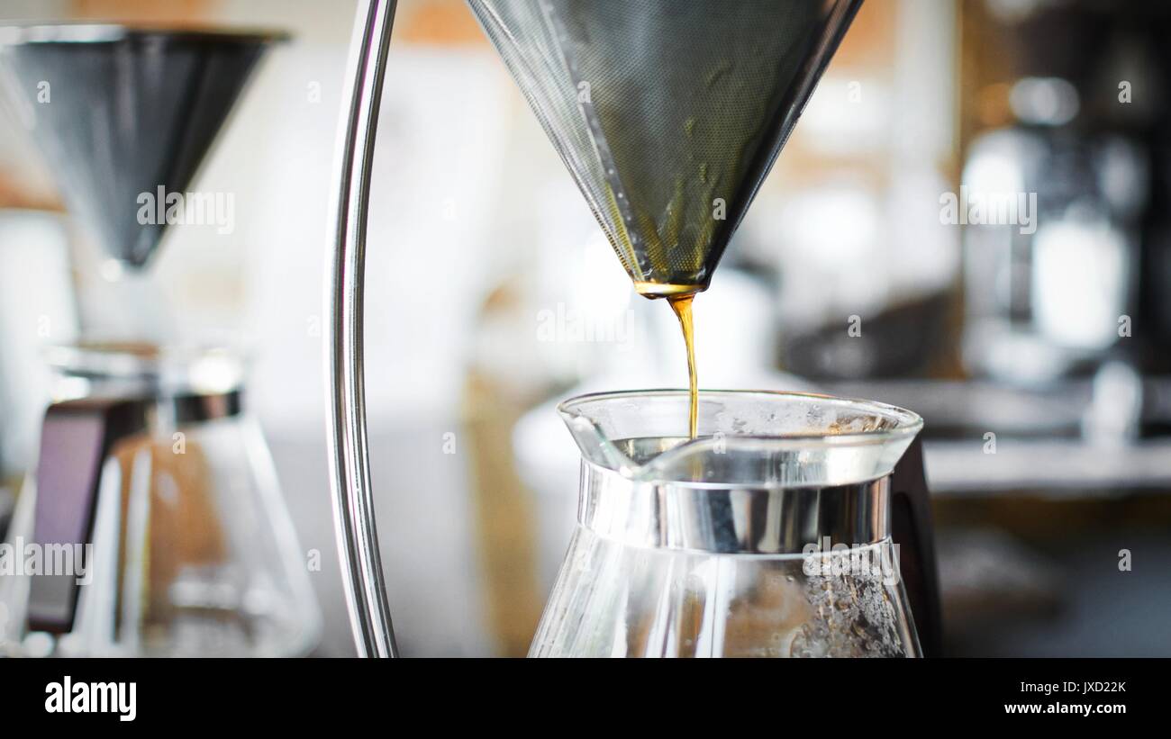 https://c8.alamy.com/comp/JXD22K/pour-over-coffee-stand-dripping-over-glass-carafe-decanter-JXD22K.jpg