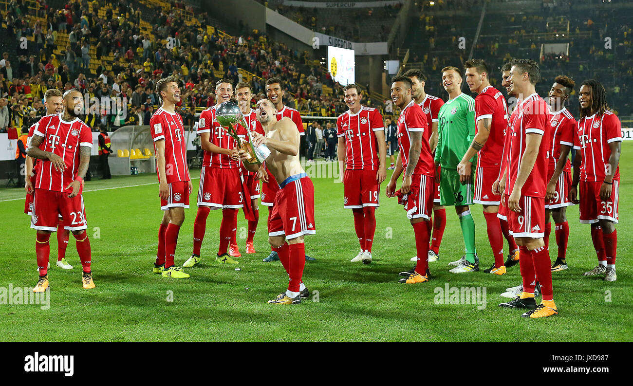 05.08.2017, DFL Supercup 2017, Borussia Dortmund - FC Bayern München, im  Signal Iduna Park Dortmund. Sieger Bayern München feiert mit dem Pokal ,  mi. Franck Ribery (Bayern München) Photo: Cronos/MIS Stock Photo - Alamy