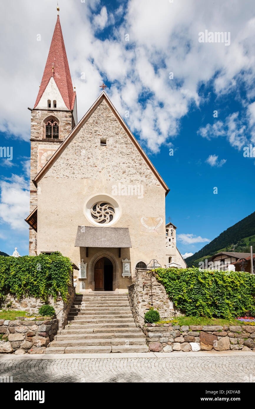 Blick auf das Eingangs-Portal der Pfarrkirche in St. Pankraz im Ultental / Südtirol im Sommer anno 2017. Stock Photo