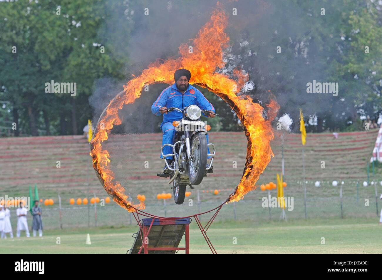 Srinagar, Kashmir. 15th Aug, 2017.A member of the police of motorcycle dare devil team performs a stunt on the occasion of 71st Independence Day Celebrations, on August 15, 2017 in Srinagar, Kashmir. Mufti welcomed Prime Minister Narendra Modi's remarks that separatism in Jammu and Kashmir will be defeated by embracing Kashmiris and not by violence. Credit: Newscom/Alamy Live News Stock Photo