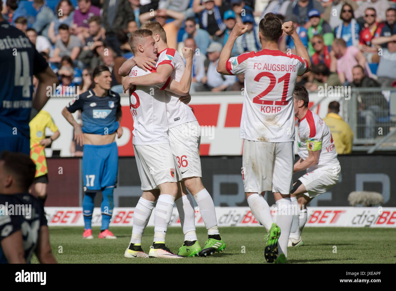 Spieler des FC Augsburg freuen sich nach dem Schlusspfiff ueber den endgueltigen Klassenerhalt: (v.r.) Dominik KOHR (A), Martin HINTEREGGER (A) und Georg TEIGL (A); Fussball 1. Bundesliga, 34. Spieltag, TSG 1899 Hoffenheim (1899) - FC Augsburg (A) 0:0, am 20.05.2017 in Sinsheim/Deutschland. | Verwendung weltweit Stock Photo