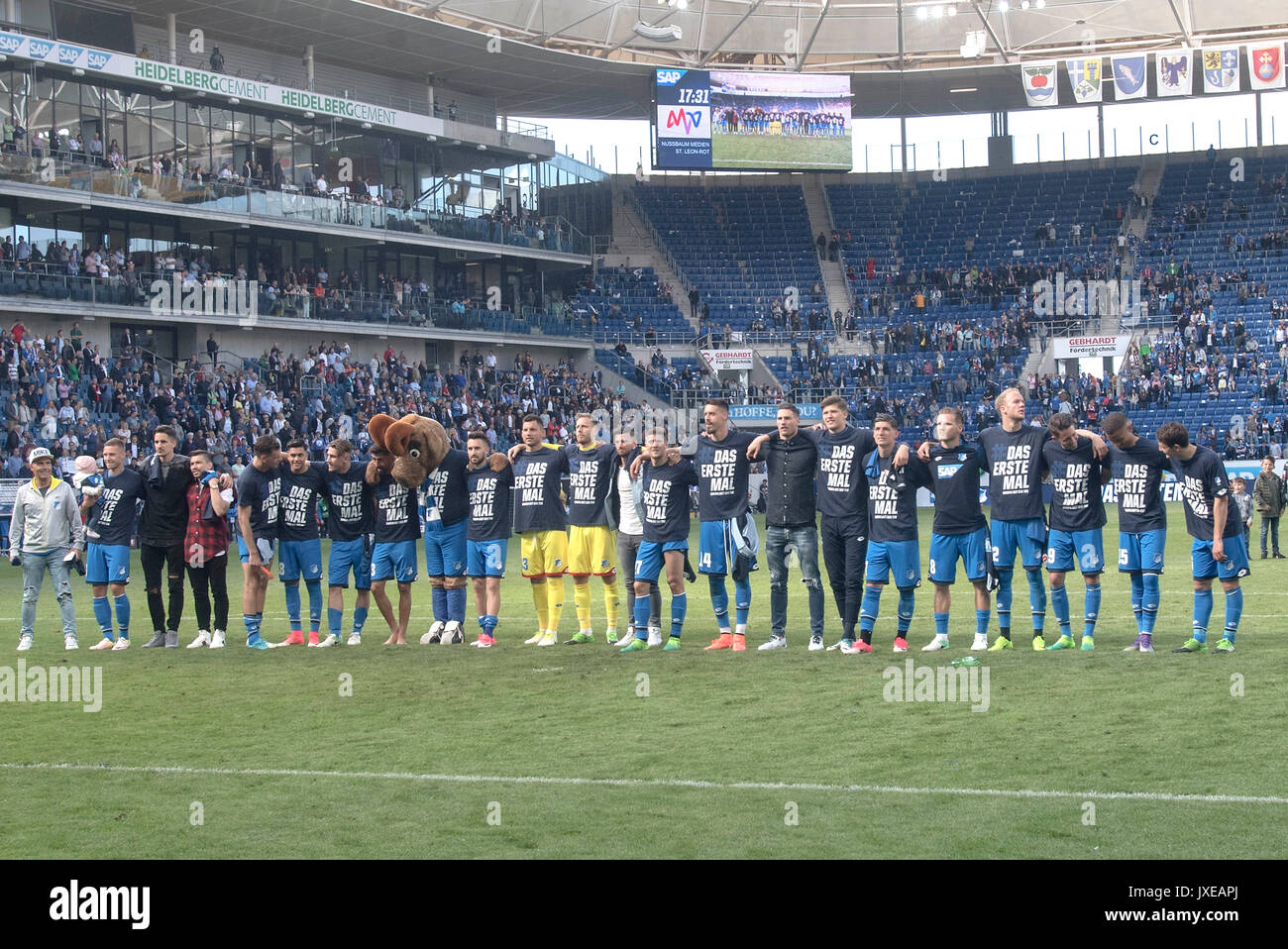 Die Spieler der TSG sind enttaeuscht, dass sie die direkte Champions League Teilnahme verpasst haben, nach dem Spiel stehen sie trotzdem mit T-Shirts, Trikots, mit der Aufschrift " Das erste Mal " auf dem Rasen; Frust, Enttaeuschung (Enttauschung); Fussball 1. Bundesliga, 34. Spieltag, TSG 1899 Hoffenheim (1899) - FC Augsburg (A) 0:0, am 20.05.2017 in Sinsheim/Deutschland. | Verwendung weltweit Stock Photo