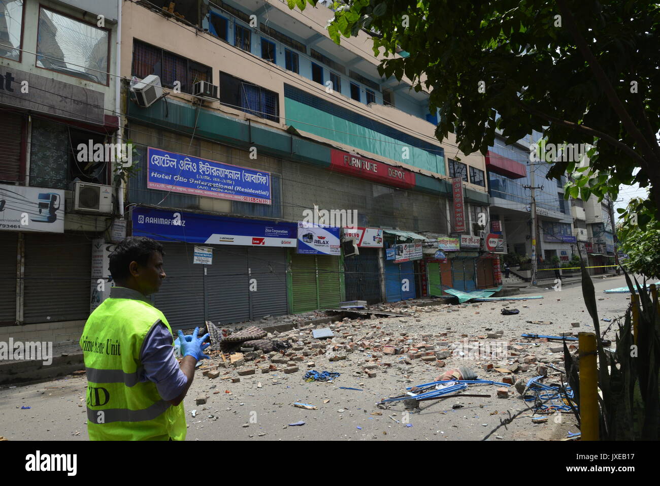 Dhaka, Bangladesh. 15th Aug, 2017. Bangladeshi crime scene investigators collect evidence from a street after part of a hotel building collapsed following a raid on a militant hideout in Dhaka on August 15, 2017. A suspected militant has been killed in an operation at a hotel in Dhaka's Panthapath area where lawmen conducted a raid suspecting a militant hideout this morning at Hotel Olio International in Dhaka, Bangladesh. Credit: Mamunur Rashid/Alamy Live News Stock Photo