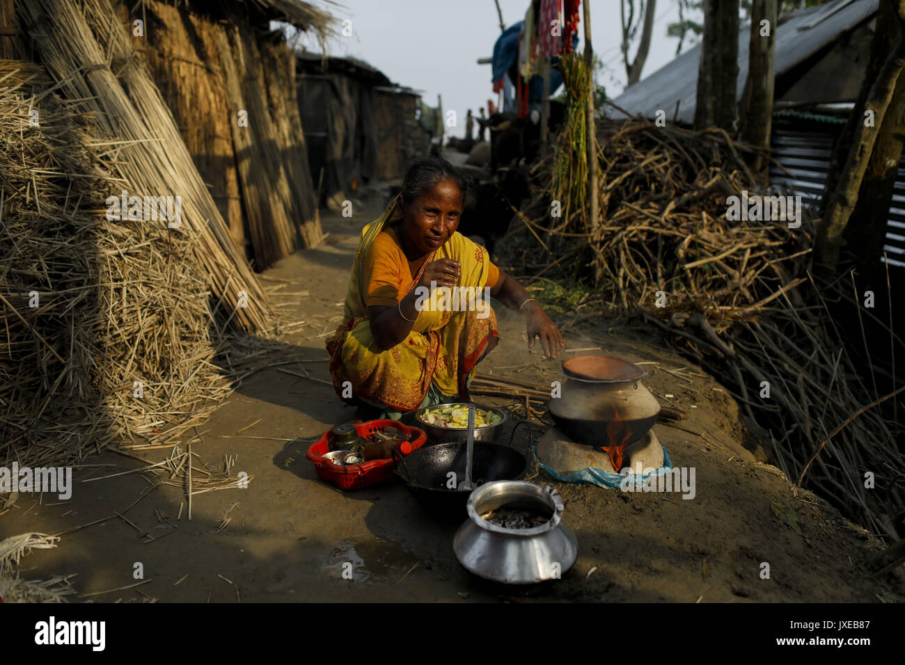 Dhaka, Bangladesh. 15th Aug, 2017. Dhaka, Woman cook and take shelter in a dam when all area under the floodwater at Sariakandhi, Bogra, Bangladesh 15 August 2017. Flood-related incidents in Dinajpur, Gaibandha and Lalmonirhat raising the death toll to 30 in the last three days across the country. Credit: K M Asad/ZUMA Wire/Alamy Live News Stock Photo