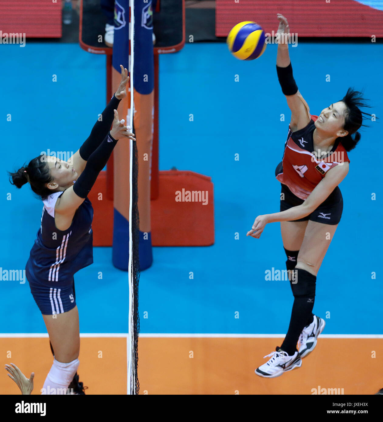 Laguna, Philippines. 16th Aug, 2017. Japan's Risa Shinnabe (R) competes against Jin Ye of China during their semifinals match in the 2017 Asian Women's Volleyball Championship in Laguna Province, the Philippines, Aug. 16, 2017. Japan won 3-0. Credit: Rouelle Umali/Xinhua/Alamy Live News Stock Photo