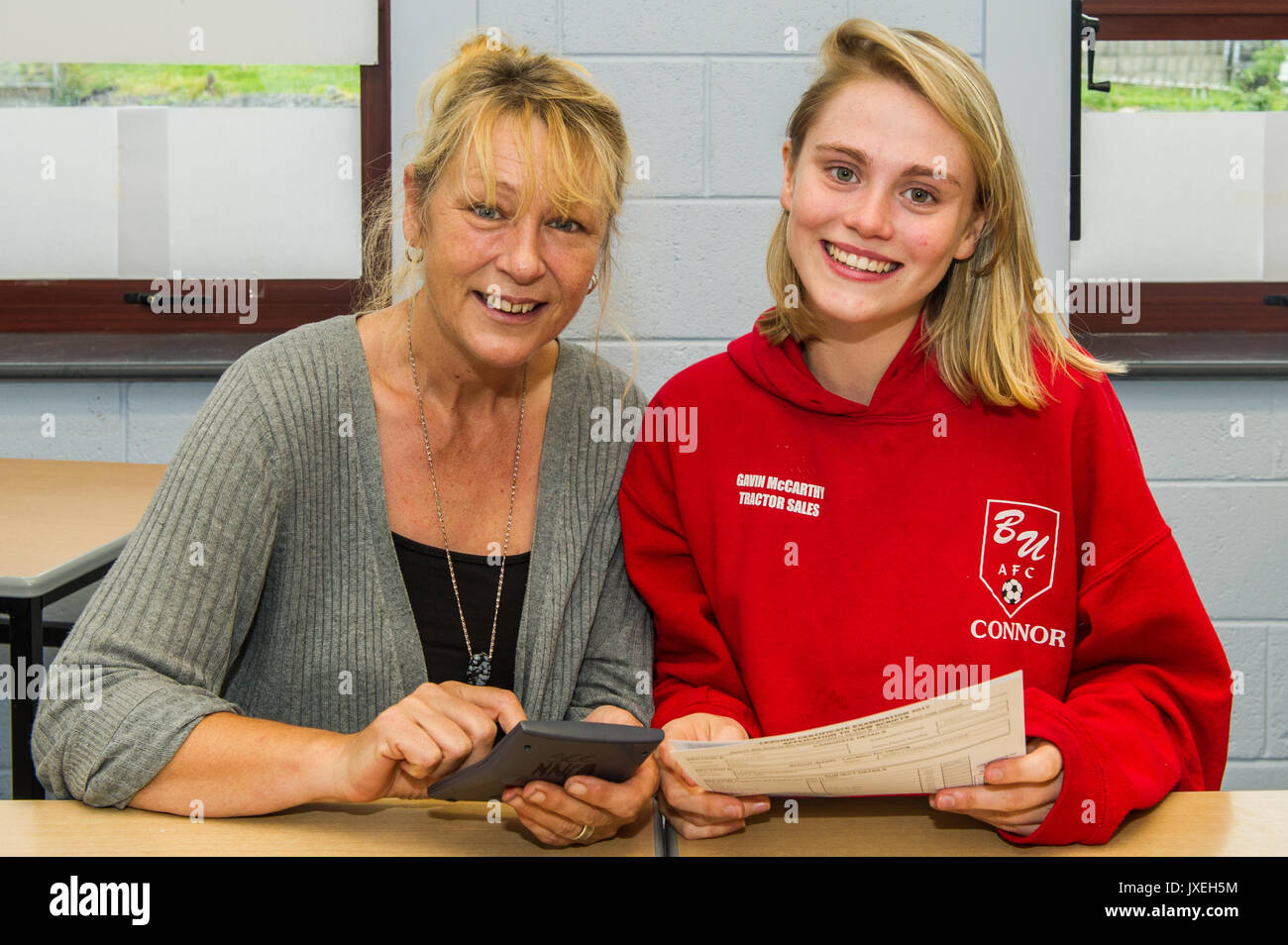 Schull, Ireland. 16th Aug, 2017. Katie O'Sullivan from Crookhaven is  pictured with her mum Alison Ducker from Ballydehob, converting grades to  points at Schull Community College. Katie will be studying Environmental  Sciences
