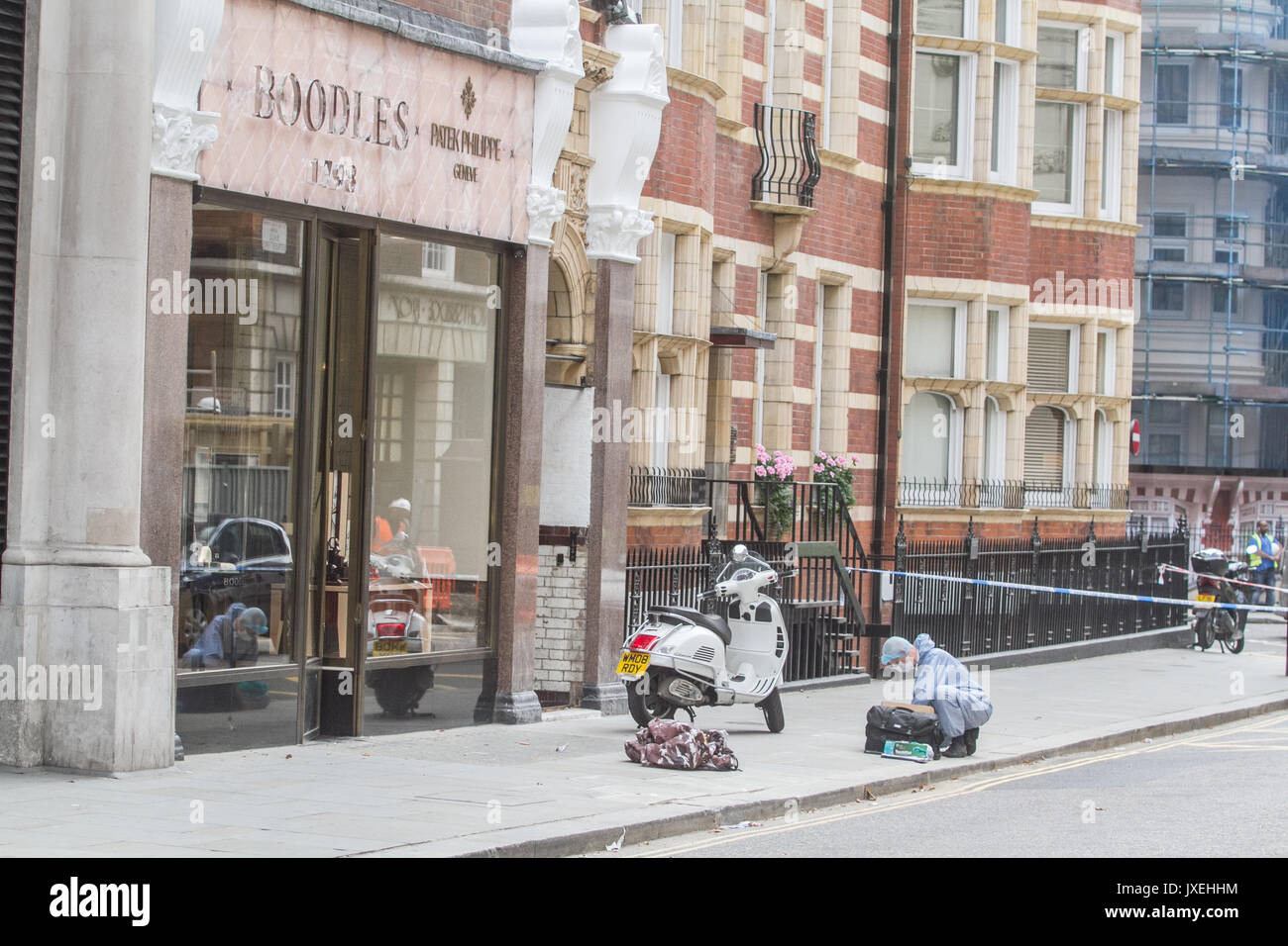 London, UK. 16th Aug, 2017. Police cordon off the crime scene  in Basil  street  as a forensic officers  carry out an investigation into Boodles jewellery store raid in Knightsbridge by armed motorcycle gang Credit: amer ghazzal/Alamy Live News Stock Photo