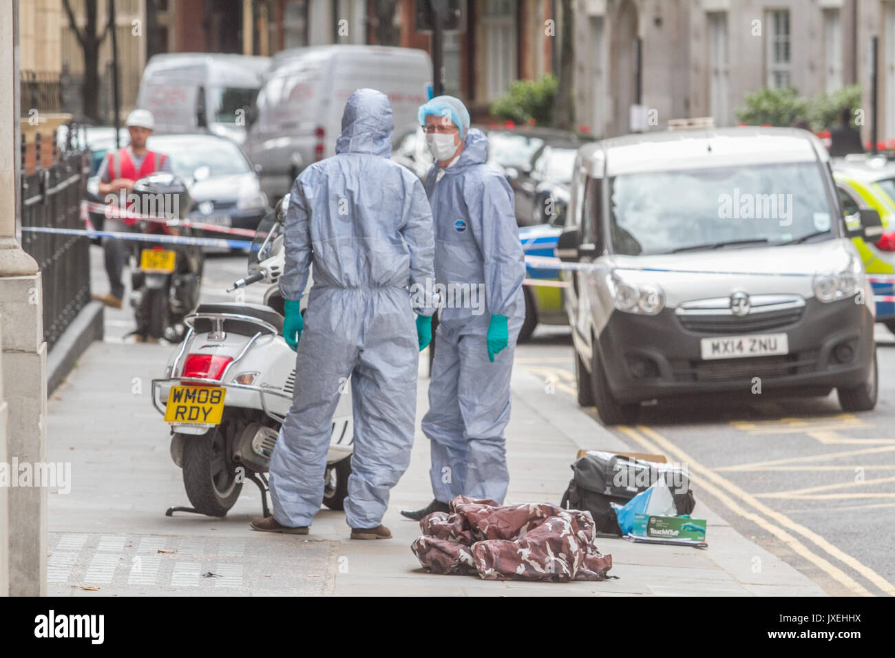 London, UK. 16th Aug, 2017. Police cordon off the crime scene  in Basil  street  as a forensic officers  carry out an investigation into Boodles jewellery store raid in Knightsbridge by armed motorcycle gang Credit: amer ghazzal/Alamy Live News Stock Photo