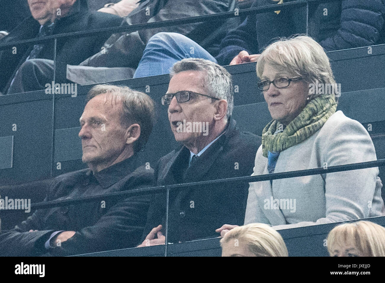 Innenminister Thomas De MAIZIERE (GER) unglaeubig (unglaubig) auf der Tribuene (Tribune) zwischen Ehefrau Martina und Dortmunds Geschaeftsfuehrer (Geschaftsfuherer) Joachim WATZKE (DO); Politik, Fassungslosigkeit, CDU; Fussball Champions League, Viertelfinale, Hinspiel, Borussia Dortmund (DO) - AS Monaco (Monaco) 2:3, am 12.04.2017 in Dortmund/ Deutschland. | Verwendung weltweit Stock Photo