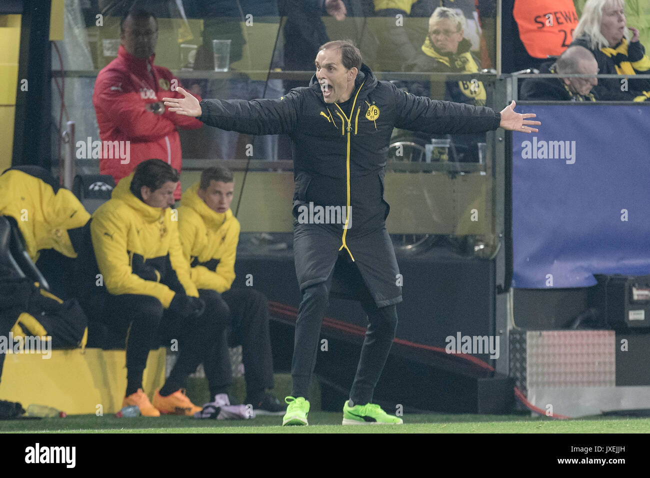 Dortmund, Deutschland. 12th Apr, 2017. Trainer Thomas TUCHEL (DO) verzweifelt an der Seitenlinie; Verzweiflung, Geste, Gestik; Emotion, Emotionen; Fussball Champions League, Viertelfinale, Hinspiel, Borussia Dortmund (DO) - AS Monaco (Monaco) 2:3, am 12.04.2017 in Dortmund/ Deutschland. | Verwendung weltweit Credit: dpa/Alamy Live News Stock Photo