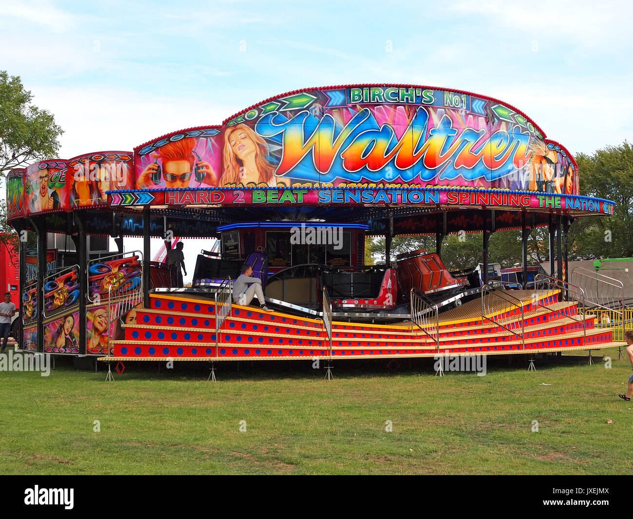 Sheerness, Kent. 16 Aug, 2017. UK Weather: Sunny afternoon in Sheerness. A fair sets up in Beachfields Park. Credit: James Bell/Alamy Live News Stock Photo