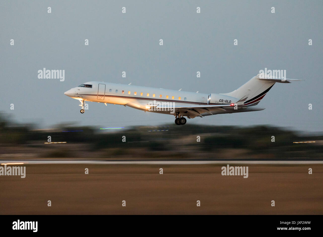 Netjets global 6000 landing hires stock photography and images Alamy