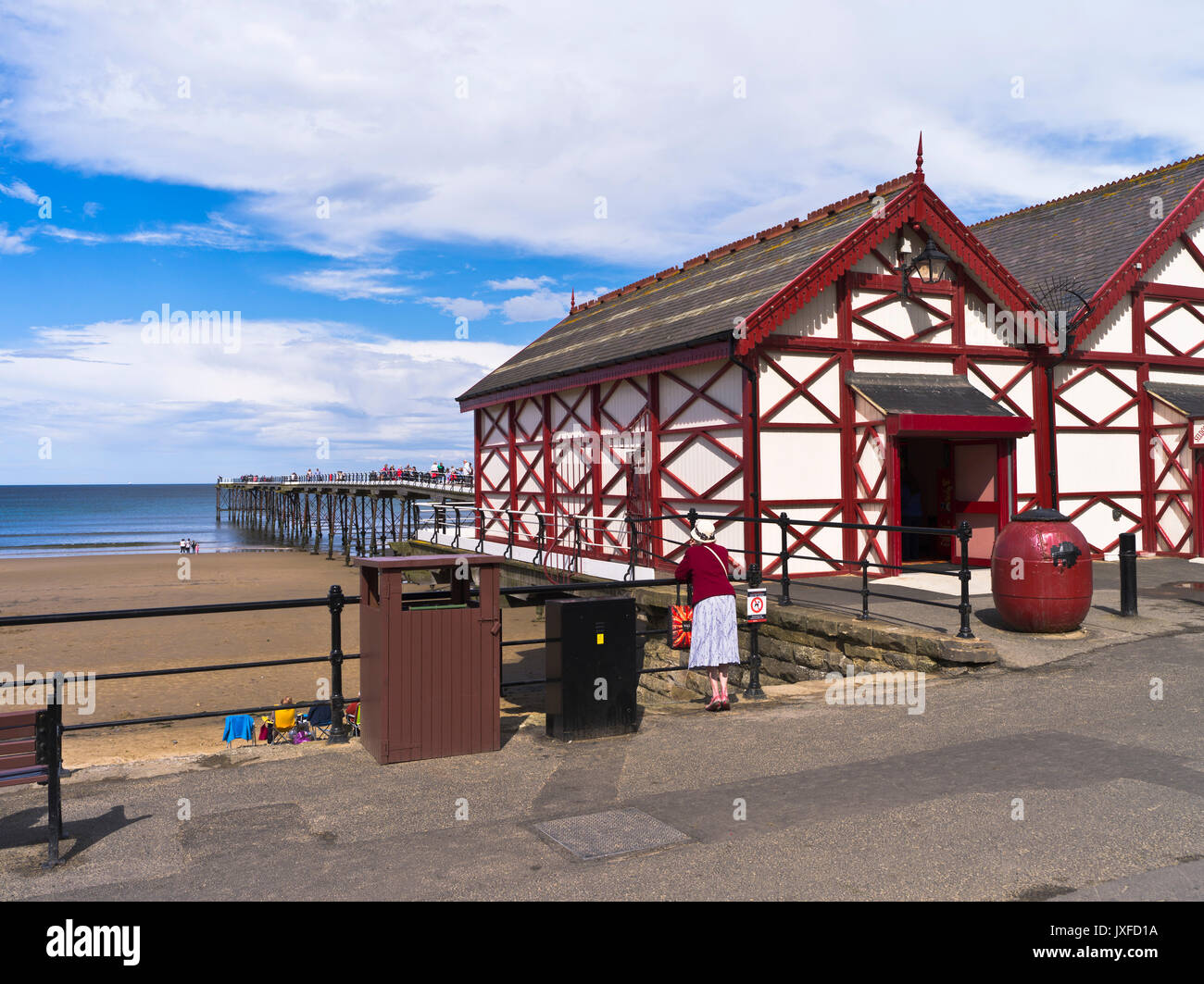 dh Saltburn pier SALTBURN BY THE SEA CLEVELAND ENGLAND Old lady Victorian piers seaside uk resort Stock Photo