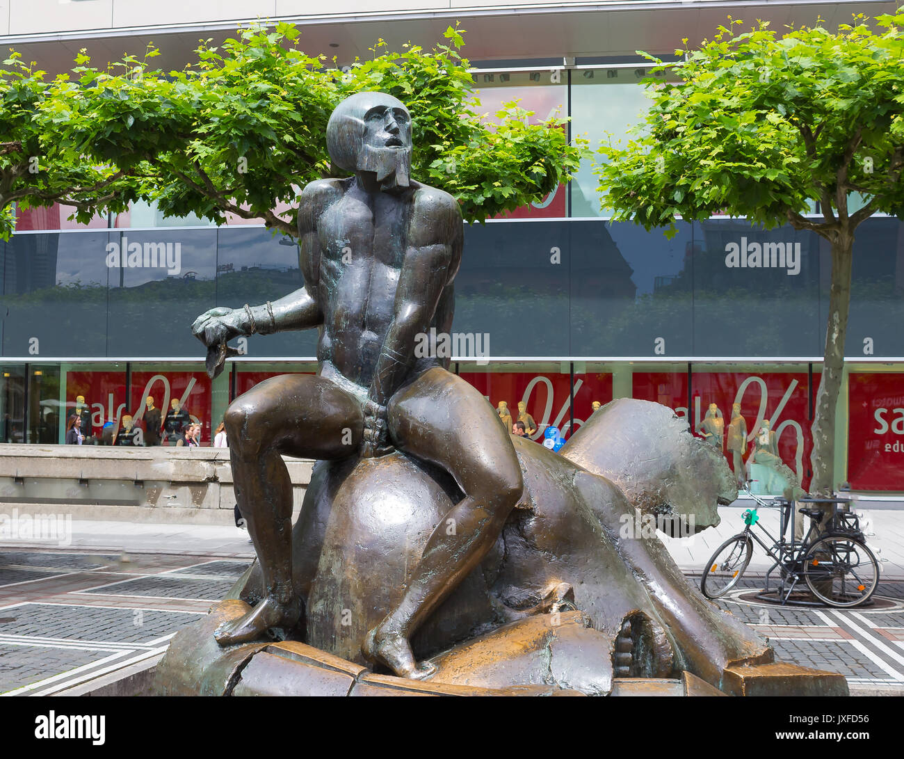 Frankfurt, Germany - June 15, 2016: Contemporary sculpture near Galleria  Kaufhof at Zeil Street Stock Photo - Alamy