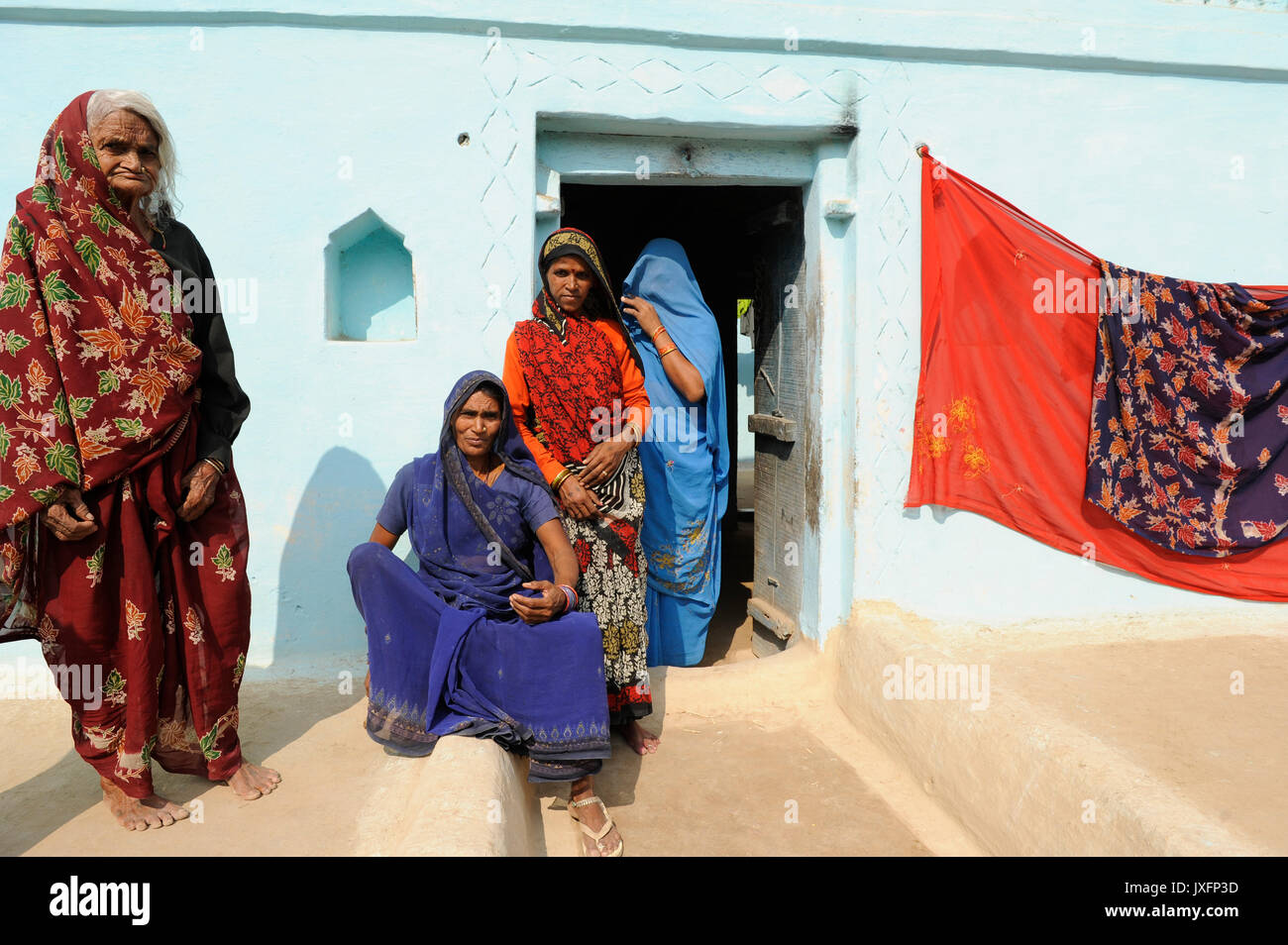 INDIEN Uttar Pradesh, Frauen unterer Kasten und Kastenlose Frauen in Doerfern in Bundelkhand / INDIA Uttar Pradesh low caste and dalit women in villages in Bundelkhand Stock Photo