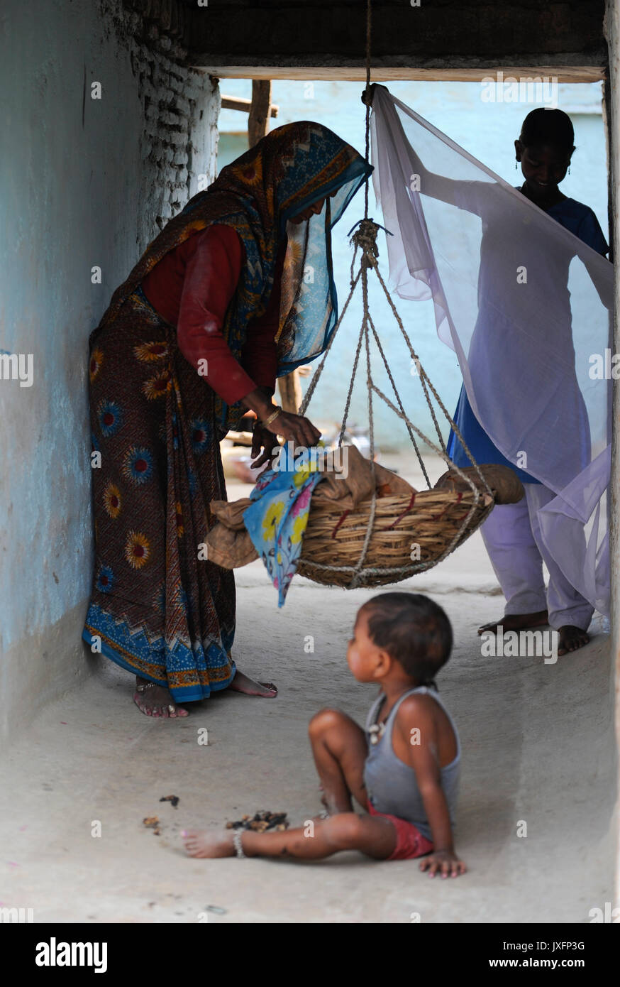 INDIEN Uttar Pradesh, Frauen unterer Kasten und Kastenlose Frauen in Doerfern in Bundelkhand / INDIA Uttar Pradesh low caste and dalit women in villages in Bundelkhand Stock Photo
