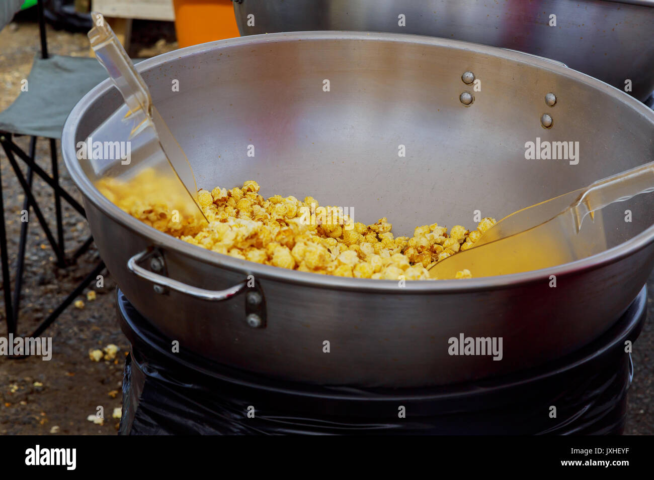 making popcorn in the fun park Making popcorn Stock Photo Alamy