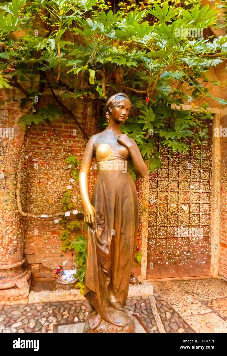 Verona statue juliet hires stock photography and images Alamy
