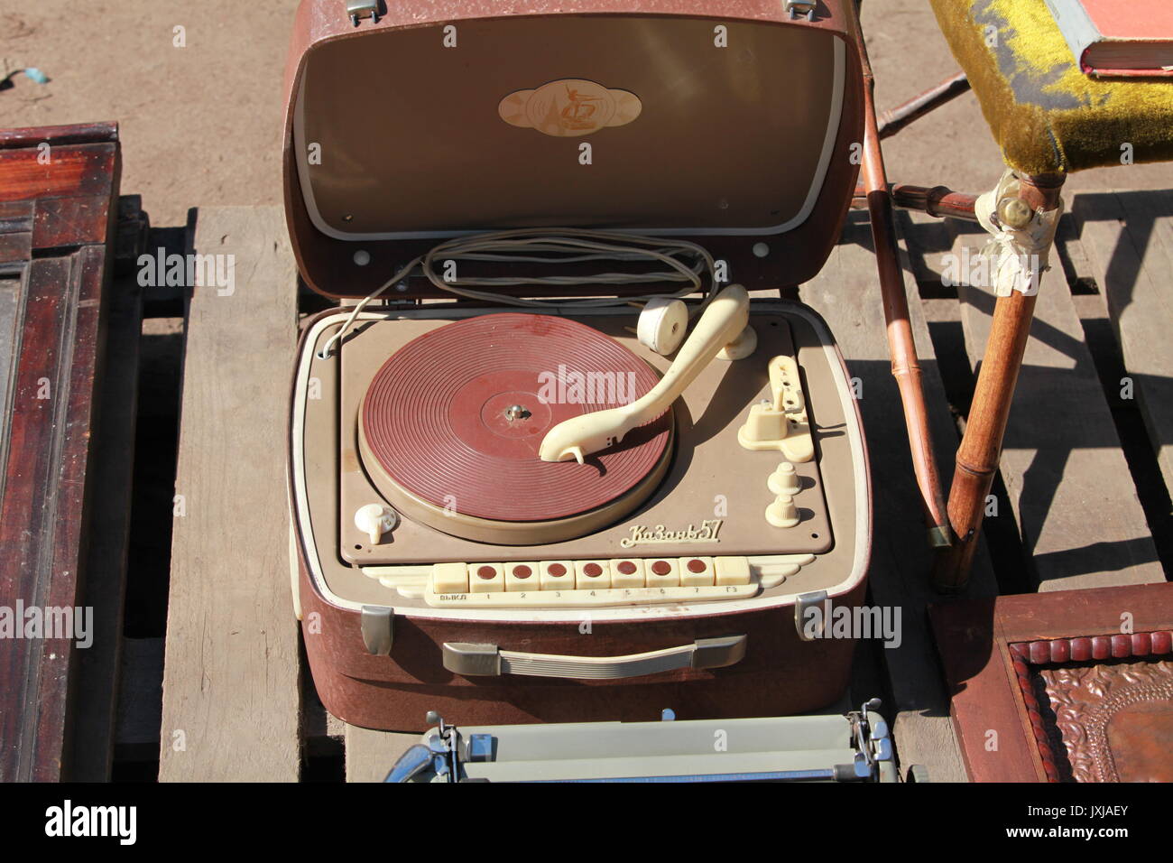 View Larger Imagesharedesign Mini Retro Turntable Phonograph Car