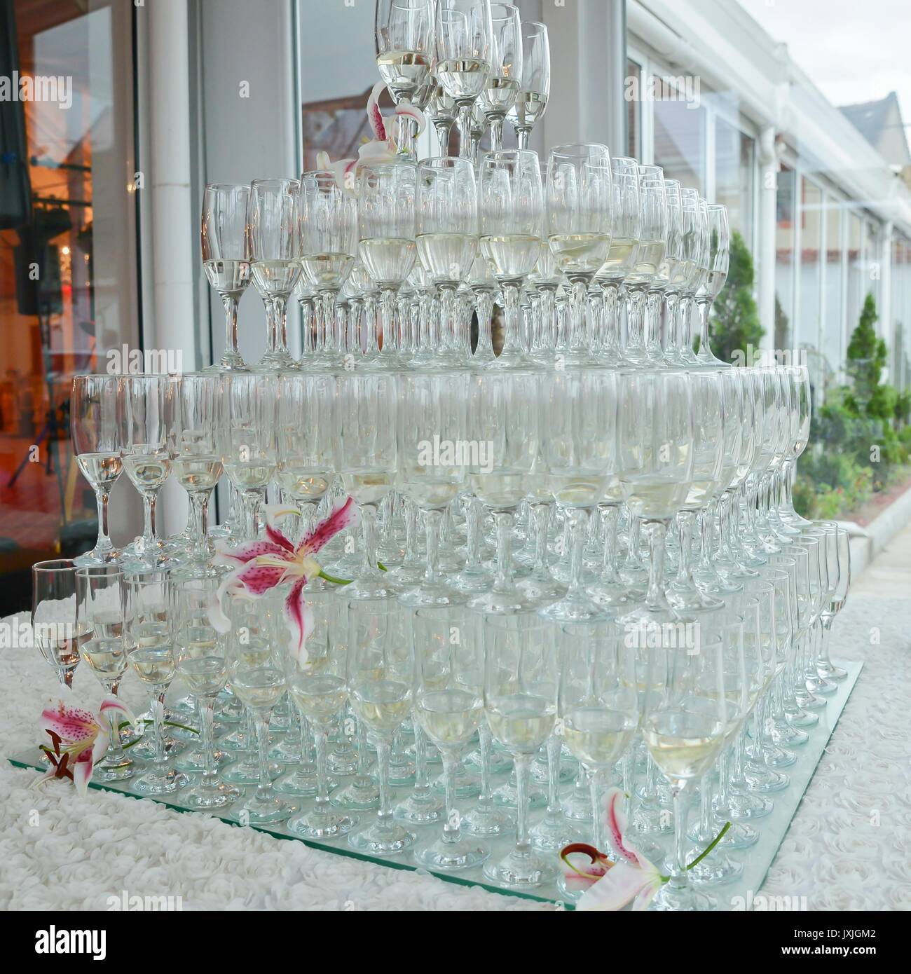 champagne glasses arrangements for wedding reception Stock Photo - Alamy