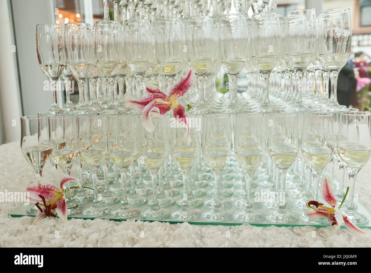 champagne glasses arrangements for wedding reception Stock Photo - Alamy