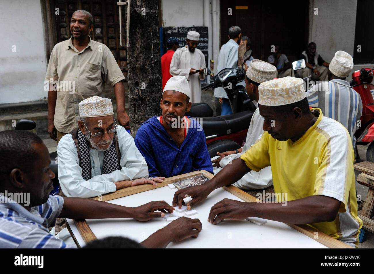 TANZANIA Zanzibar, Stone town is part of UNESCO heritage, muslim men playing games / TANSANIA Insel Sansibar, Stonetown, die Altstadt ist Teil des Unesco Welterbe Programm, 99 Prozent der Bewohner sind Muslime Stock Photo