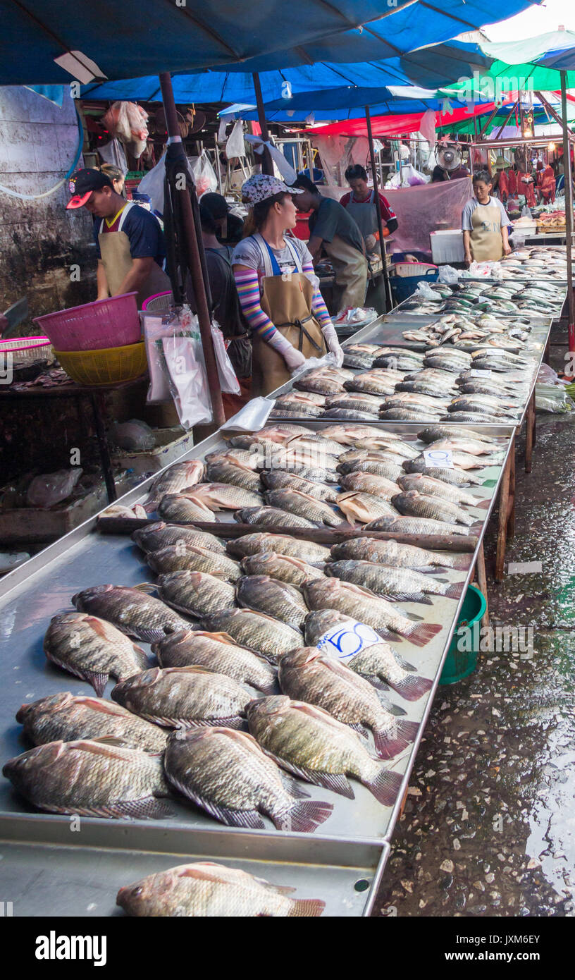 Fish vendors on Khlong Toei wet market, Bangkok, Thailand Stock Photo