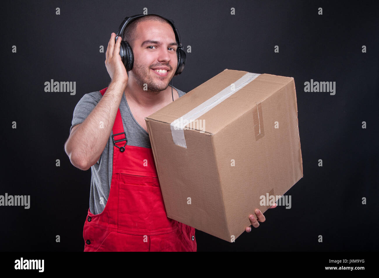 Guy move. Guy move. человек проверяет коробки. Guy move. Guy move.