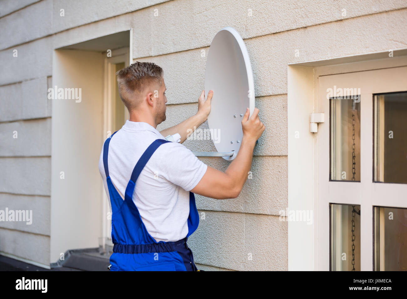 Wall mounted satellite dish hires stock photography and images Alamy