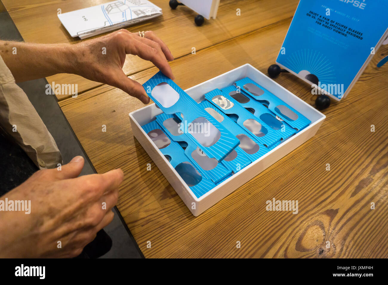 Astronomy glasses hires stock photography and images Alamy