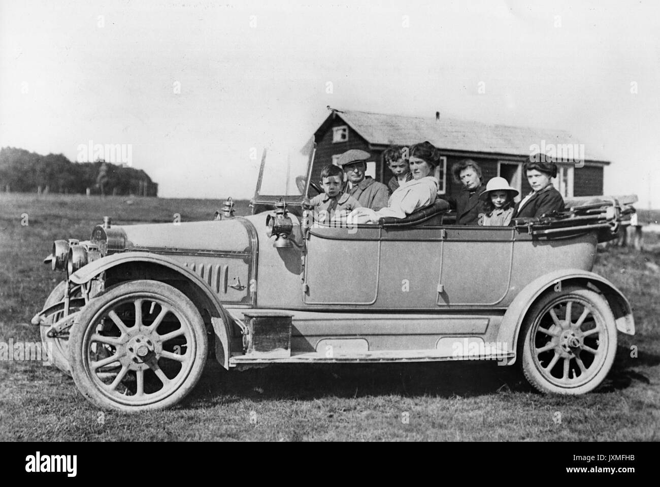 1911 Scout 11hp. Bailey family taken at Rollestone camp, Wiltshire. Stock Photo