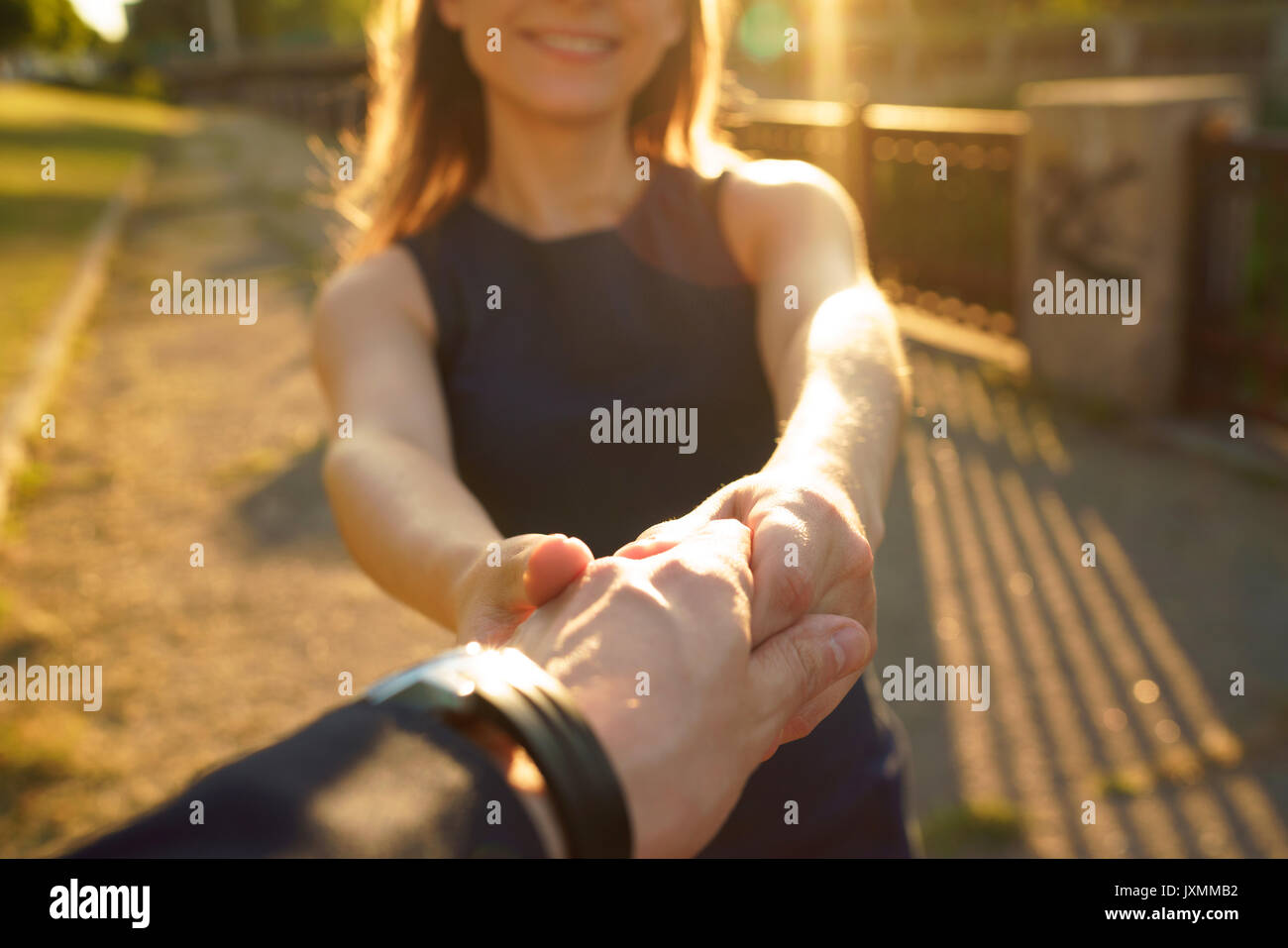 Держать обернуться. Мужская рука. Держать обернуться. Держать обернуться. Держит за руку.