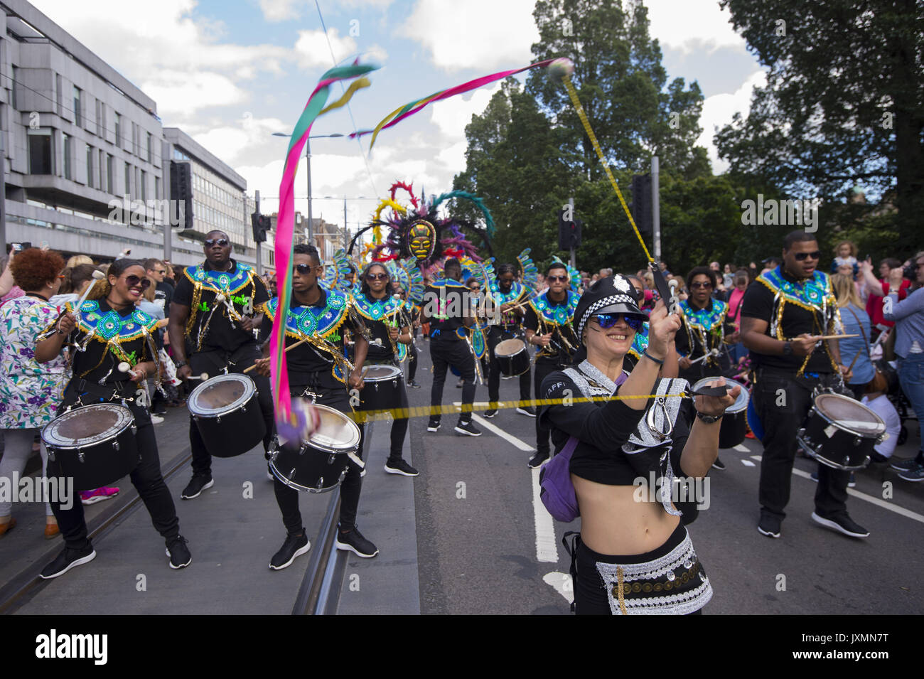 Edinburgh Festival Carnival takes to the streets led by Barefeet ...