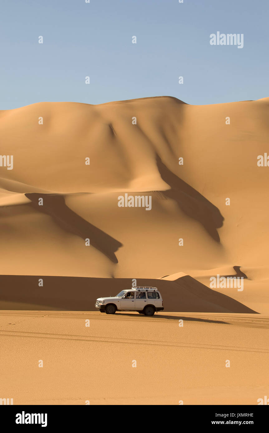 SUV on sand dunes, Erg Awbari, Sahara desert, Fezzan, Libya Stock Photo