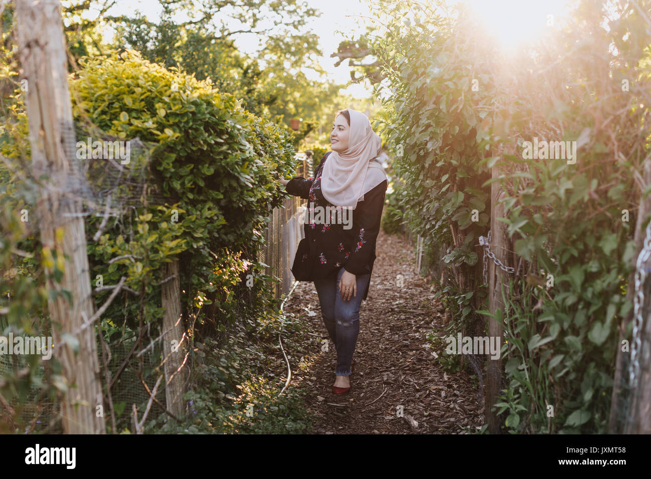 Women wearing hijab hi-res stock photography and images - Alamy