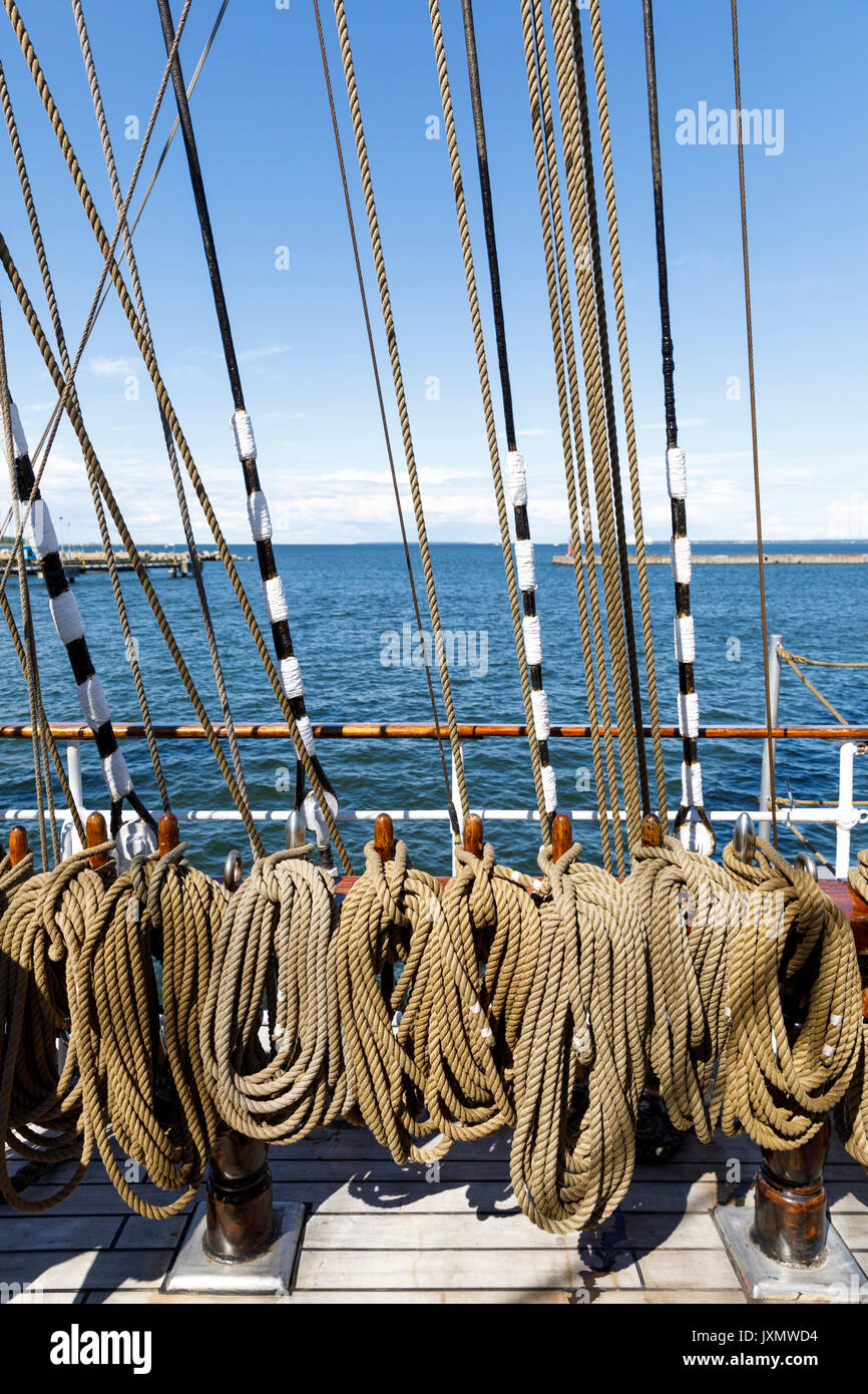 Thick ropes of a ship of rope hi-res stock photography and images - Alamy