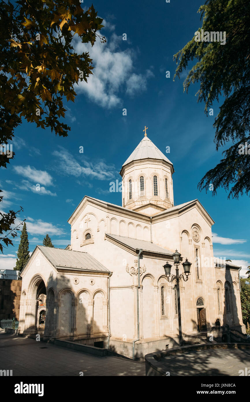 Tbilisi Georgia. Kashveti Church Of St. George, White Georgian Orthodox Church Of Cross-Dome Style In Sunny Autumn Day. Stock Photo