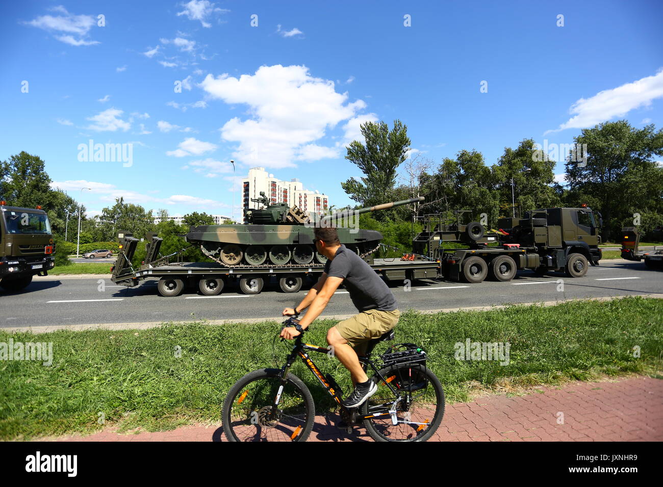 Warsaw, Poland. 15th Aug, 2017. Tanks and mobile artilleries wait for ...