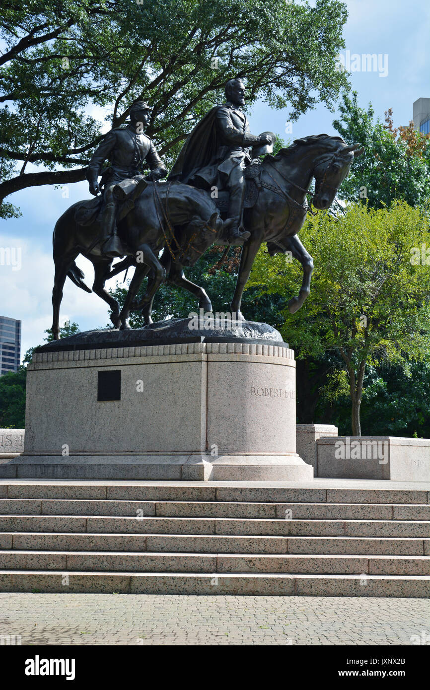 The Robert E. Lee statue in Dallas’s Uptown neighborhood prior to its