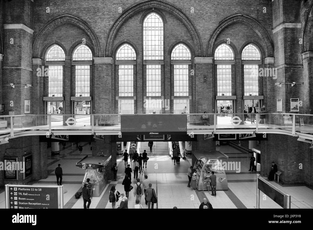 The Concourse At London Liverpool Street Railway Station Stock Photo Alamy The Concourse At London Liverpool Street Railway Station Stock Photo Alamy