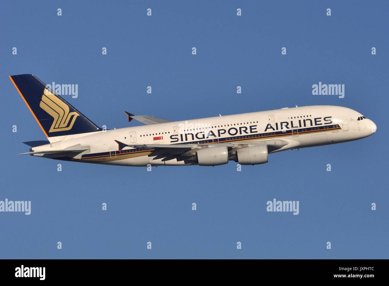 SINGAPORE AIRLINES AIRBUS A380-800 9V-SKG Stock Photo - Alamy