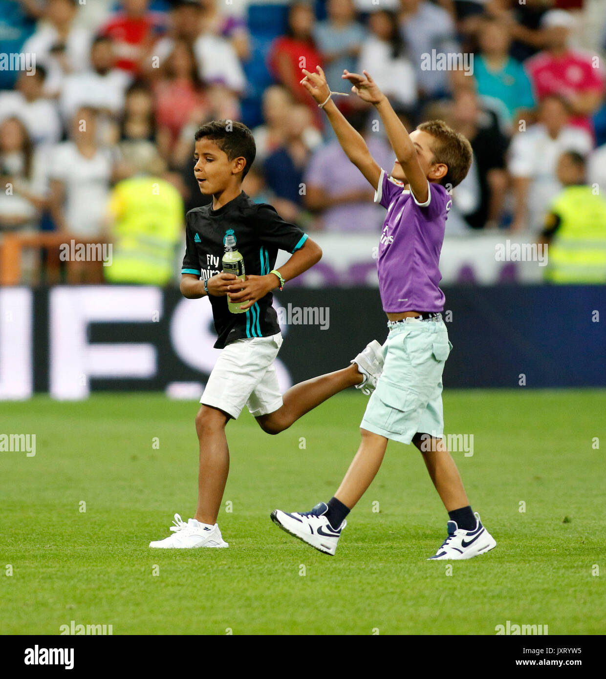Madrid, Spain. 16th Aug, 2017. Hijo de  Cristiano Ronaldo (Real Madrid) during the Spanish Super Cup second leg soccer match between Real Madrid and Barcelona at the Santiago Bernabeu Stadium in Madrid, Wednesday, Aug. 16, 2017. Credit: Gtres Información más Comuniación on line,S.L./Alamy Live News Stock Photo