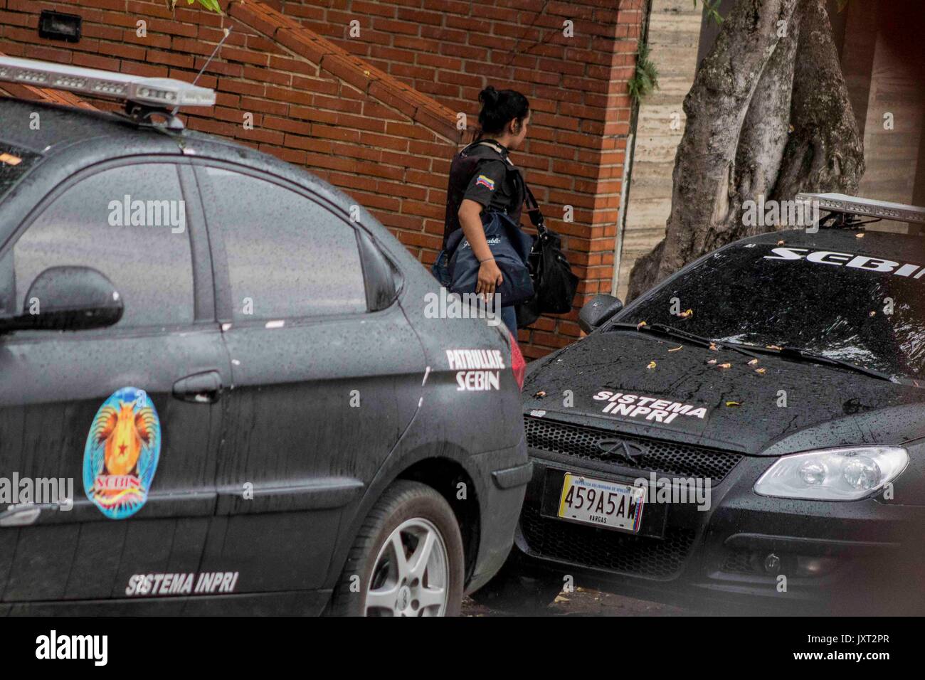 Caracas, Venezuela. 16th Aug, 2017. A member of the Venezuelan police carries two bags as police search the apartment of ousted attorney general Luisa Ortega in Caracas, Venezuela, 16 August 2017. Diosdado Cabello, a prominent politician supporting the government, had handed over documents to the public prosecutor's office, which now serve to justify the prosecution of certain judicial officals. He is also backing the opening of an investigation against German Ferrer, lawmaker and husband of former attorney general Luisa Ortega. Photo: Rayner Pena/dpa/Alamy Live News Stock Photo