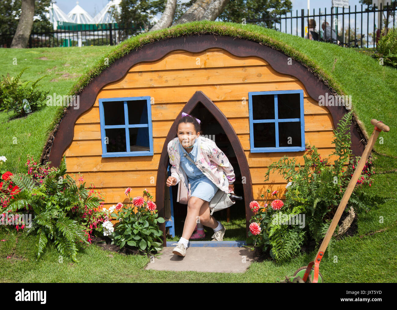 Turf covered rounded garden pod or shed at Southport, Merseyside, UK. 17th Aug, 2017. Curious Hobbit House being visited on the pening day at Southport Flower Show as exhibitors, garden designers, and floral exhibits welcome the arrival of up to 80,000 visitors expected to attend to this famous annual gardening event. Stock Photo