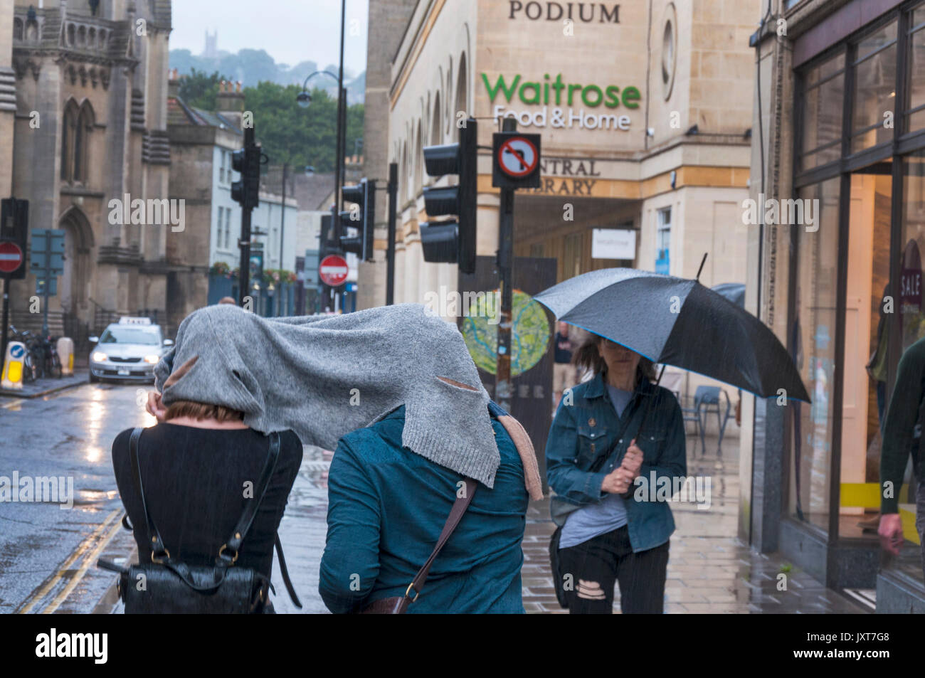 Bath, Somerset, UK. 17th August 2017. After a day of fine weather a sudden and prolonged ...