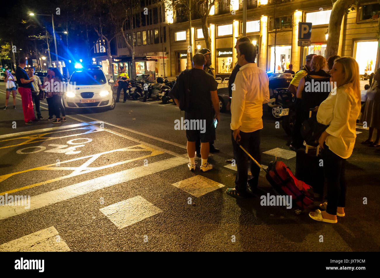 Barcelona, Spain. August 17, 2017. Guardia Urbana informing citizens and tourists that they can not enter inside the perimeter of Security, in the Paseo de Gracia, near the place where a van crashes against the pedestrians in Las Ramblas, Barcelona, August 17, 2017. A van has run over dozens of people this afternoon on La Rambla in Barcelona in a terrorist attack by the ISIS. There are at least 13 dead and more than a hundred wounded, 15 of them are in serious condition. Credit: Cisco Pelay / Alamy Live News Stock Photo