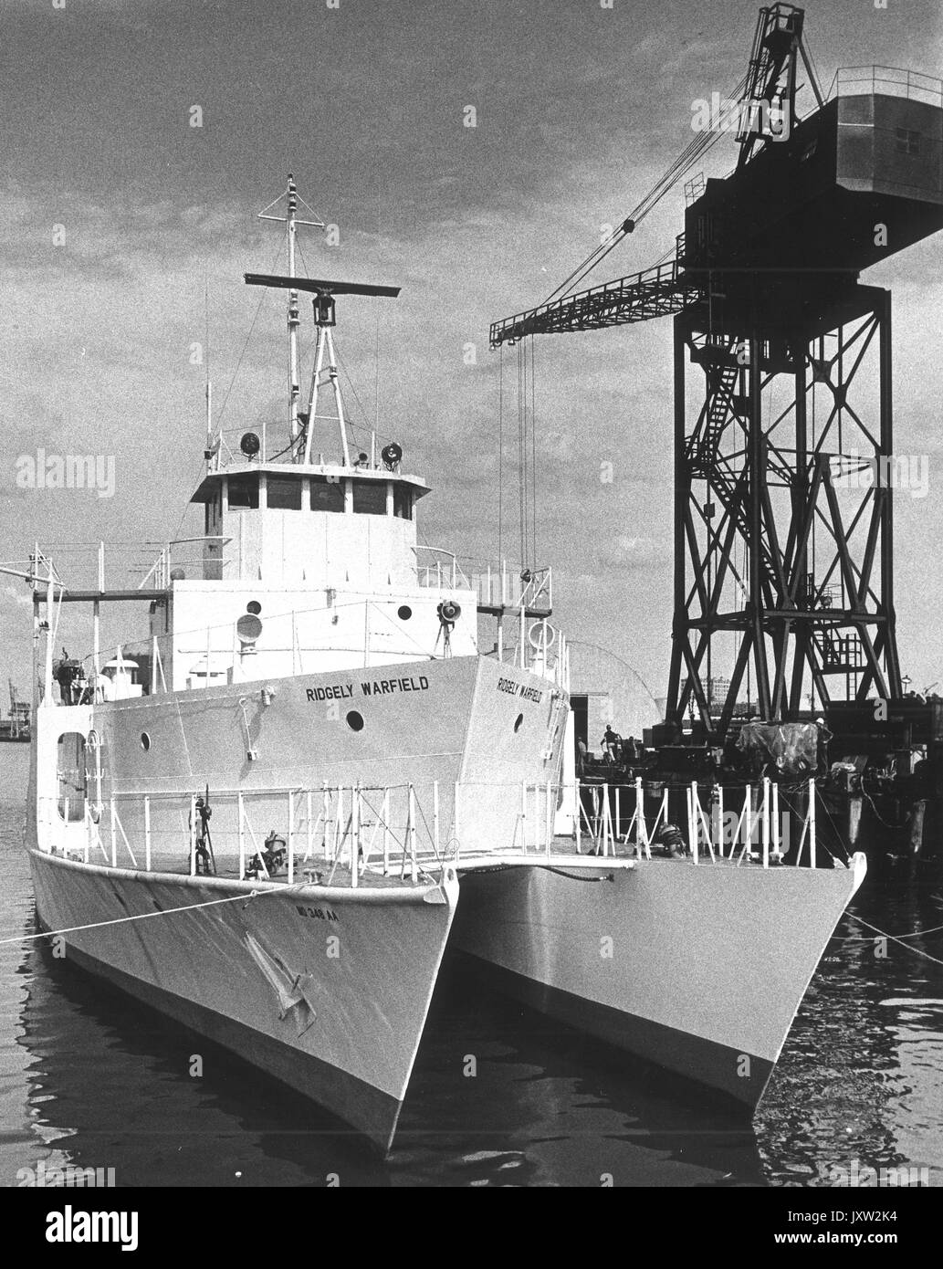 Chesapeake Bay Institute, Ridgely Warfield [Research Vessel] Ridgely Warfield docked beside large crane, 1980. Stock Photo