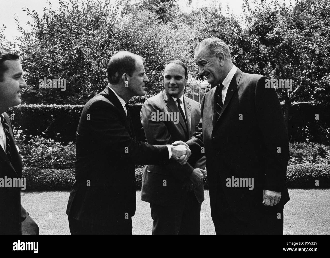 Frank Pierce Linaweaver, Jr, Lyndon Baines Johnson, Candid photograph, Linaweaver shaking hands with Johnson, 1967. Stock Photo